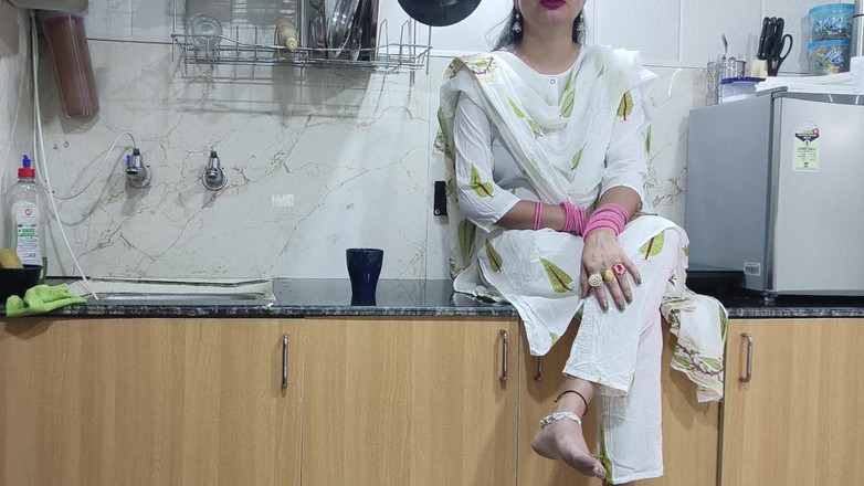 Saarabhabhi6: Mẹ kế hứng tình saara đụ con cu to của con...