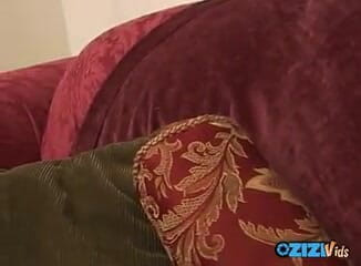 Zizi Vids: 脱衣和操逼和吃一个壮男的新鲜精液