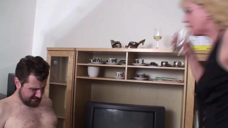 Femdom Austria: Andrea spuckt auf joschi