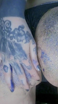 Menina alternativa óleo massageando uma bunda e palmada por Brilhos