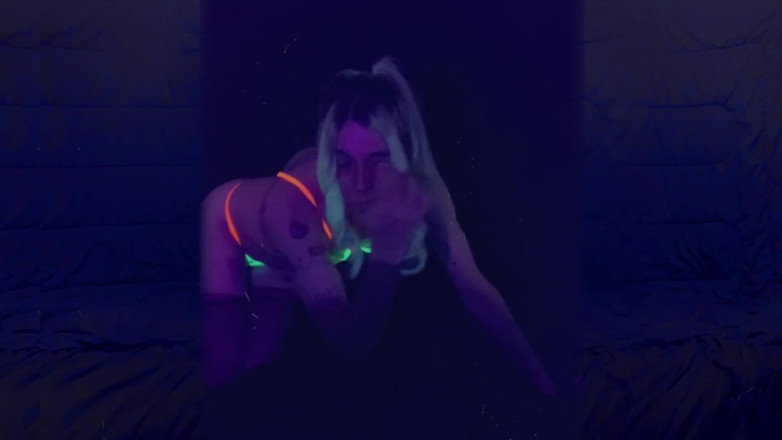 CarmenMelatonin: Slutty tgirl poserar för hårda kukar