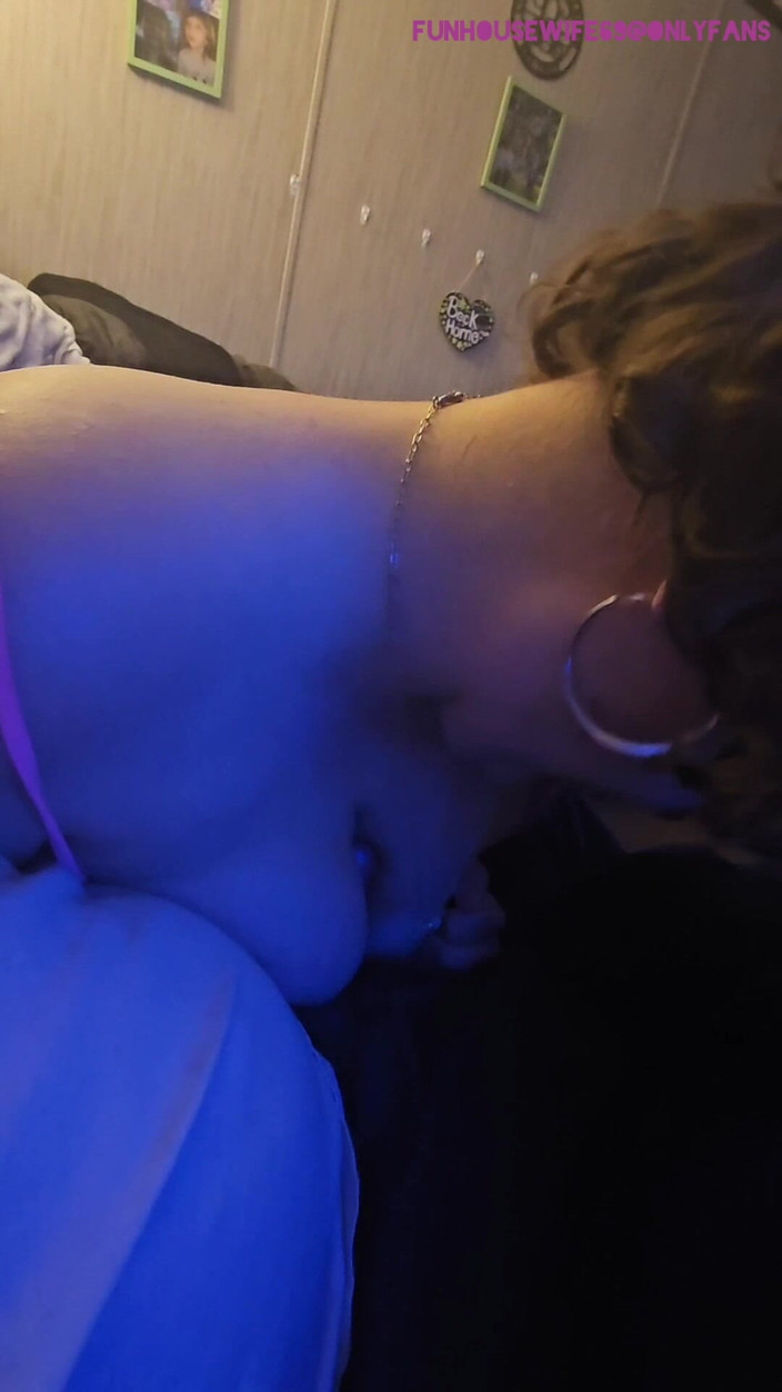 Funhousewife69: Он сказал мне пососать его член, чтобы я сделала