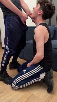 Dva chlapci se baví
