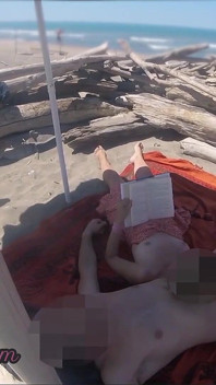 Risicovolle aftrekbeurt op het Canarische strand betrapt op het lezen van een boek - Misscreamy