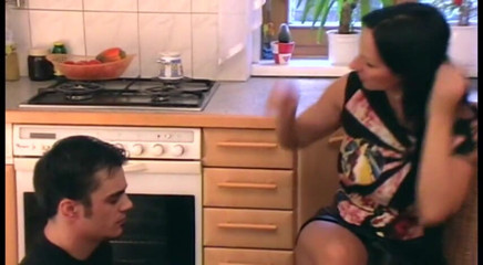Femdom Austria: Straf in de keuken