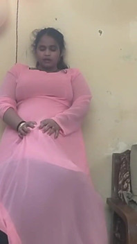 Indiancă bhabhi dolofană sexy în rochie roz transparentă - Dezvăluire de cur masiv și corp cu forme