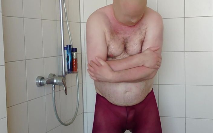 Carmen_Nylonjunge: Strumpfhosen und Inkontinenzhosen in der Dusche