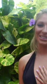 Vecina blondă sexy se fute cu degetele în aer liber, apoi se fute cu vibratorul în interior