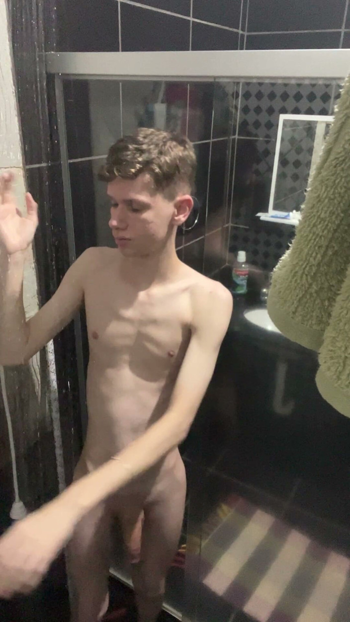 Kedoimath: Skinny Twink Taking a Shower and Showing His Full Naked...