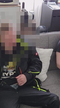 Ditangkap oleh tukang! Dia berkata saya harus meneruskan... Dan mendapat blowjob pertamanya daripada seorang lelaki - antogoeshunting