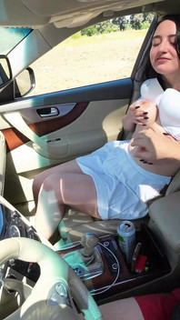 Pencereden işiyor ve yolda ağıza işiyor