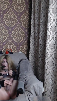 Travesti biseksüel sürtük kamerada boşalıyor ve dölünü içiyor