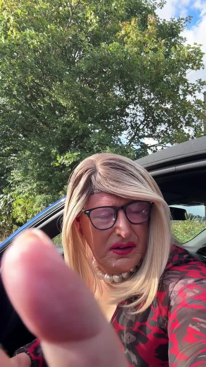 Kellycd2022: Sexy crossdresser Kellycd2022 Curtindo um Afternoon Drive a Little Pit...