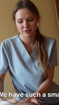 Der Physiotherapeut Gibt Mir Eine Happy-end-massage Als Zusätzlichen Bonus.