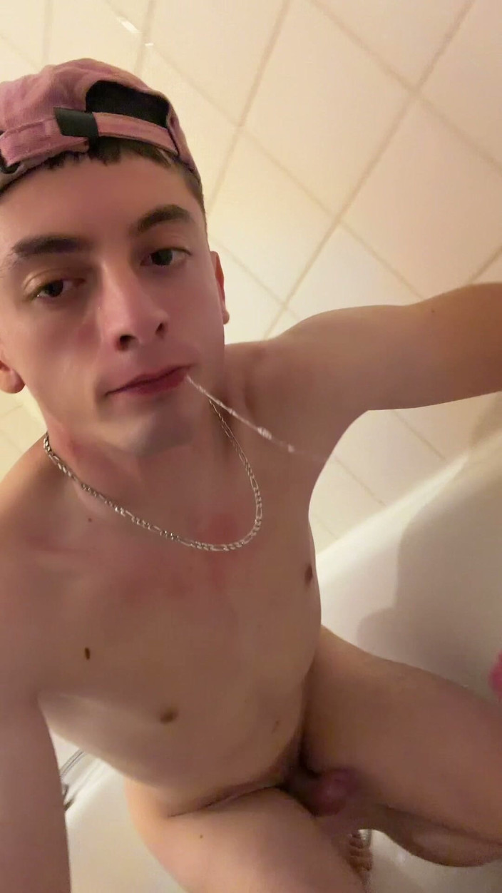 XsTwinkk: Twink Kıçına Xxl Dildo Koyar Ve Inler