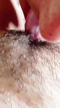 VEDERE LA PERSOANA 1: Soțul meu explorează pizda mea păroasă, lingând și sărutându-mă până când mă aduce la un orgasm real delicios