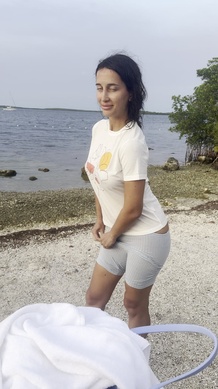 Sweet Buttocks: जबकि वहां कोई लोग नहीं हैं, मैं अपने कपड़े बदल सकते है यहीं