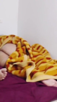 의붓딸이 엉덩이를 내놓았고 나는 성기를 건넸다