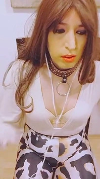 Travesti fantasiando com homens enquanto se toca