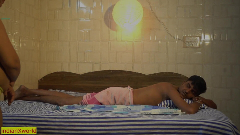 Indian Xshot: バビは誘惑を始め、彼のペニスを硬くします!バビ・プリーズ・ストップ