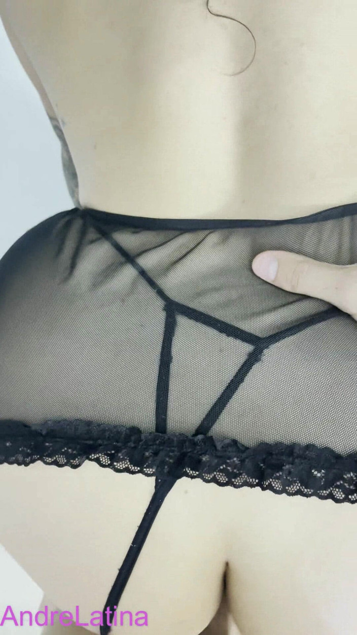 Gatita latina: 彼は彼女のtバックを横に引き寄せる