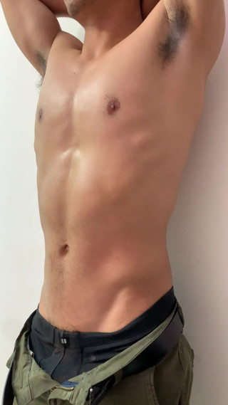 Bare skin man: Contro il muro