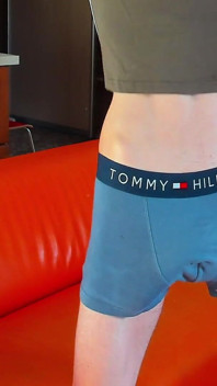 Tento obrovský čůrák se do Boxers Evgeny Twink nevejde