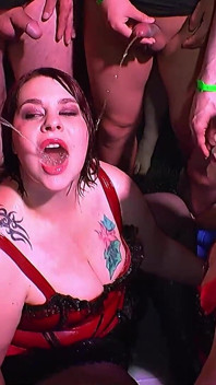 Ggg - molhada e selvagem - loira com peitões e ruiva com tatuagem trocando de cuspe em grupo