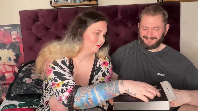 MissFFW: 淫荡婊子拆箱她选择的新玩具