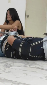게으른 엉덩이 여친에게 구속되고 재갈을 가리는 불평하는 소년!