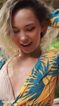 Tropisk asiatisk blondin knullas bakifrån