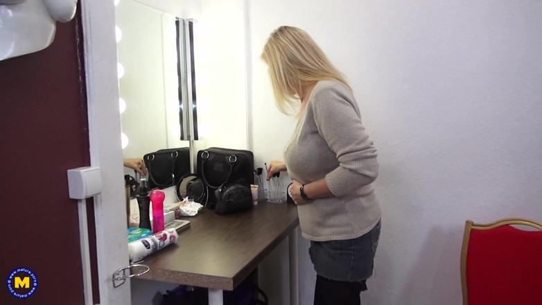 Mature Solo NL: Pierced busty mature oils her body and fingers pussy