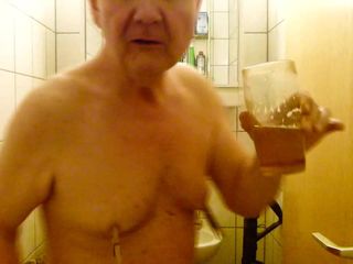 Andi Geil: Traga tu propia orina en el baño - Mts
