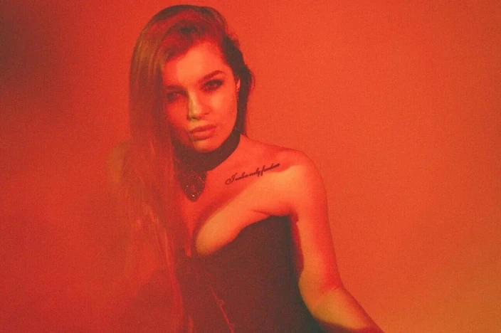 Renata Fox: Je bent een gehoorzaam huisdier van je godin Renata Fox