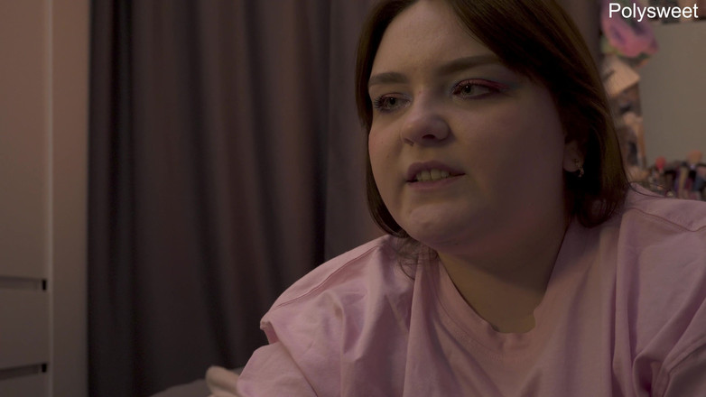 Polly Sweet: あなたが足と舌でマッサージしていると、私はイく