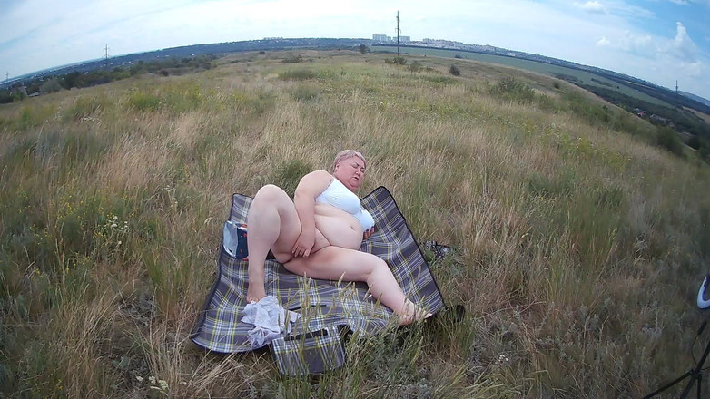 Zona901: Товста жінка мастурбує з іграшкою в полі