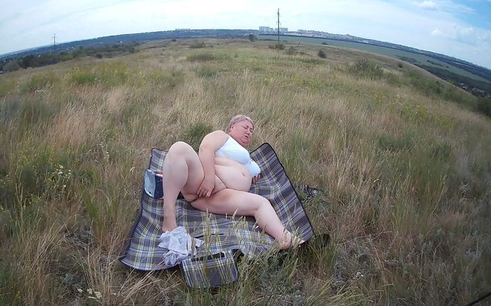 Sweet July: Mulher gorda se masturba com um brinquedo em campo