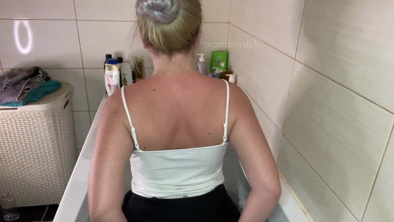 iamdirtydoll: Prdění ve vaně se zapnutým oblečením!