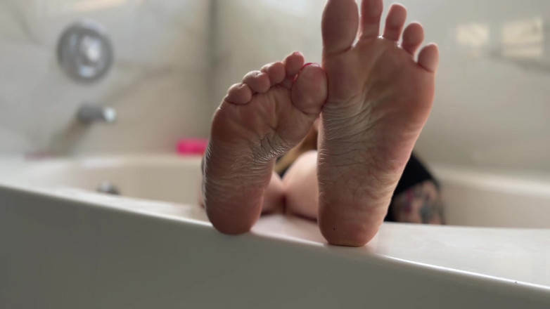 Lenna Lux: Жирні підошви, інструкція з дрочки крупним планом