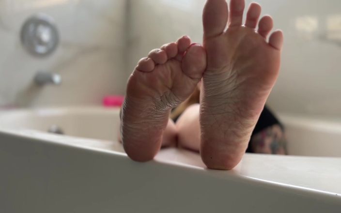 Lenna Lux: Cewek bahenol ini lagi asik muasin memeknya sampai muncrat berlumur...