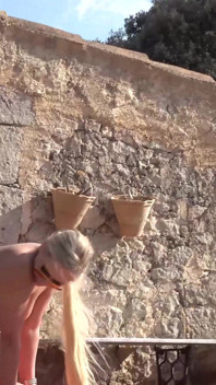 Gangbang all'aperto con palla da esercizio con sovraccarico di creampie gocciolante