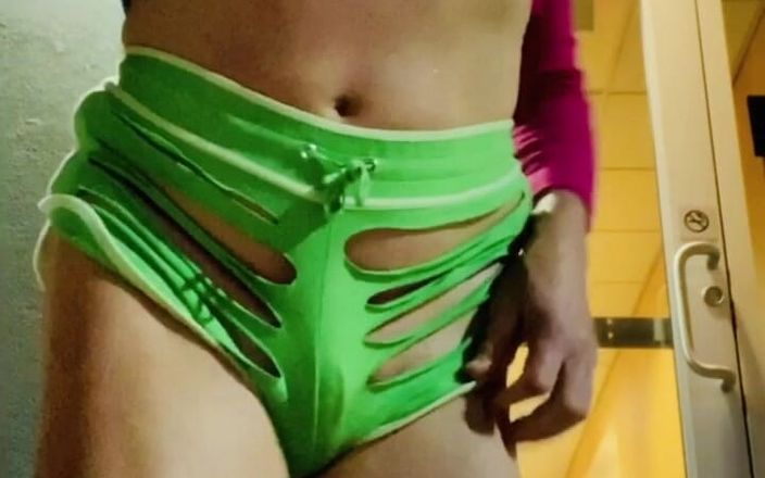 CindieLove: Pantaloncini il culetto di una incredibile sissy esibizionista troia