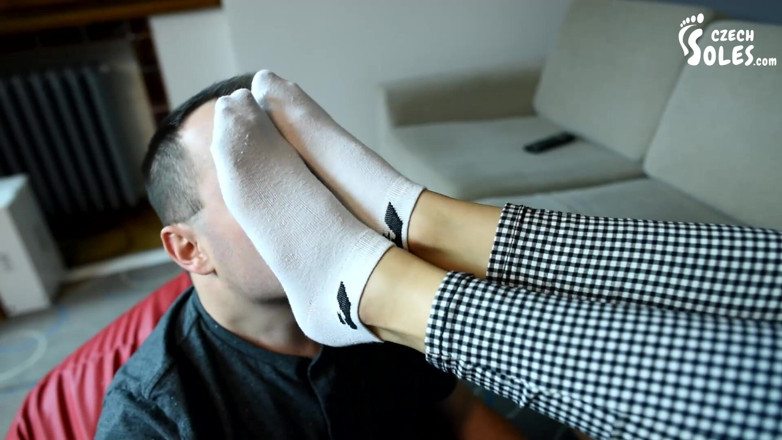 Czech Soles - foot fetish content: Dedos longos em meias do tornozelo são adorados e cheirados
