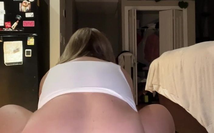 Avril Showers: Milf excitată ghemuită futând o pulă, pizdă păroasă cu ejaculare înăuntru