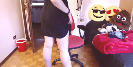 Nicoletta Embassi: Твоя красивая итальянская мачеха испытывает сумасшедшие оргазмы за компьютерным столом