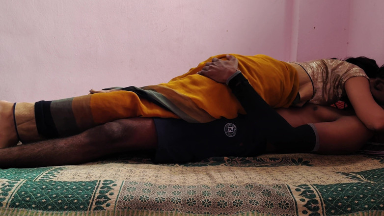 Viralcouple76: Pasangan India panas berkongkek di atas katil