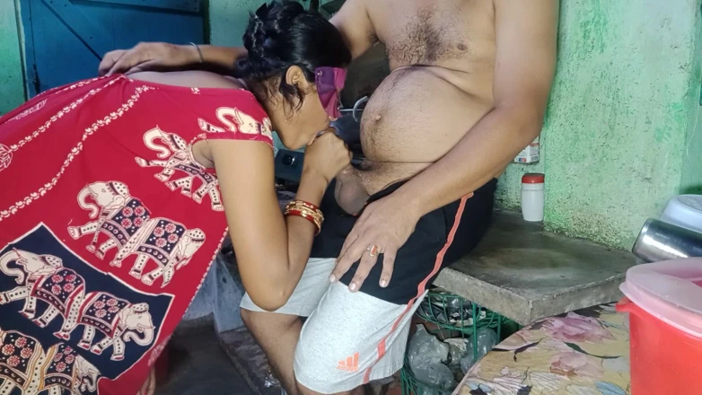 Bengali-coupel: 印度孟加拉继母在做饭时在厨房性交