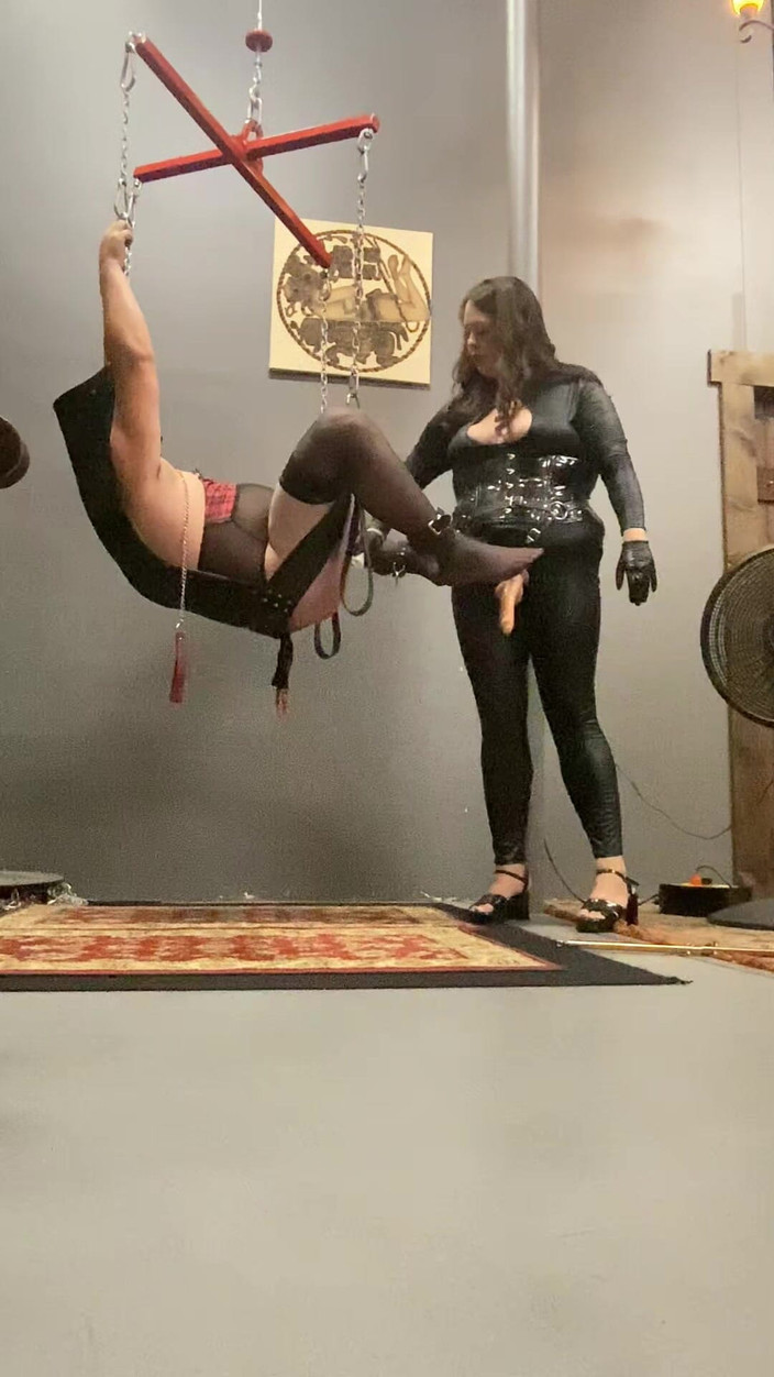 Mistress Scarlet Kiss: Sissy Handsfree se předčasně vystříká do cudnosti Během peggingu a...