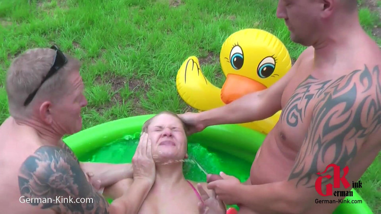 German Kink: Blond laska zostaje zdominowana na zewnątrz w akcji w trójkącie