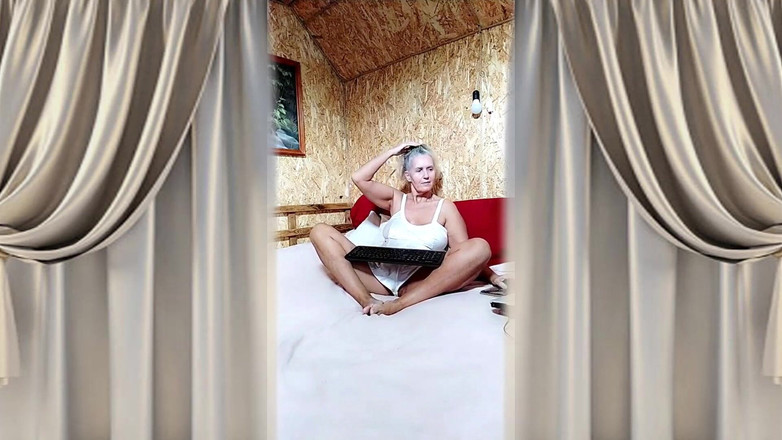 Lukerya: Ibu rumah tangga hot lukerya dengan lingerie seksi satin white...